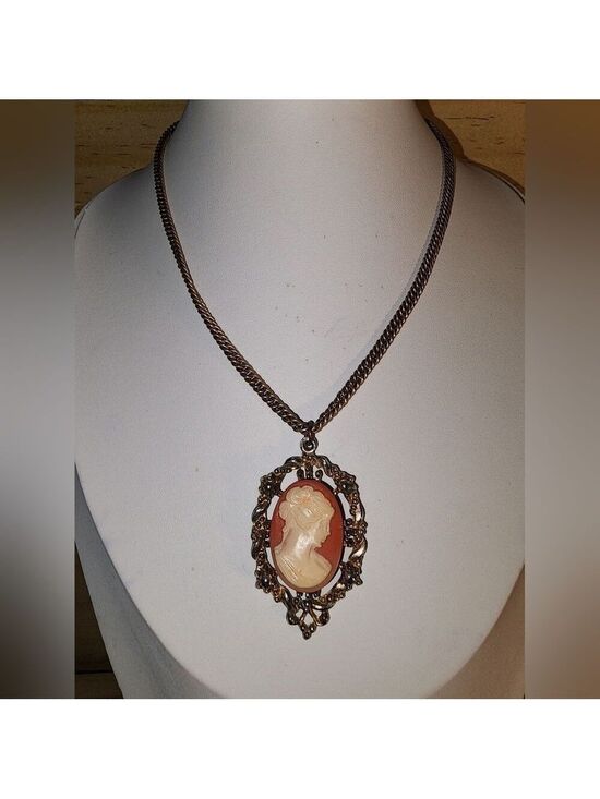 Jewelry - Vintage Art Nouveau Cream Cameo Necklace 14"
